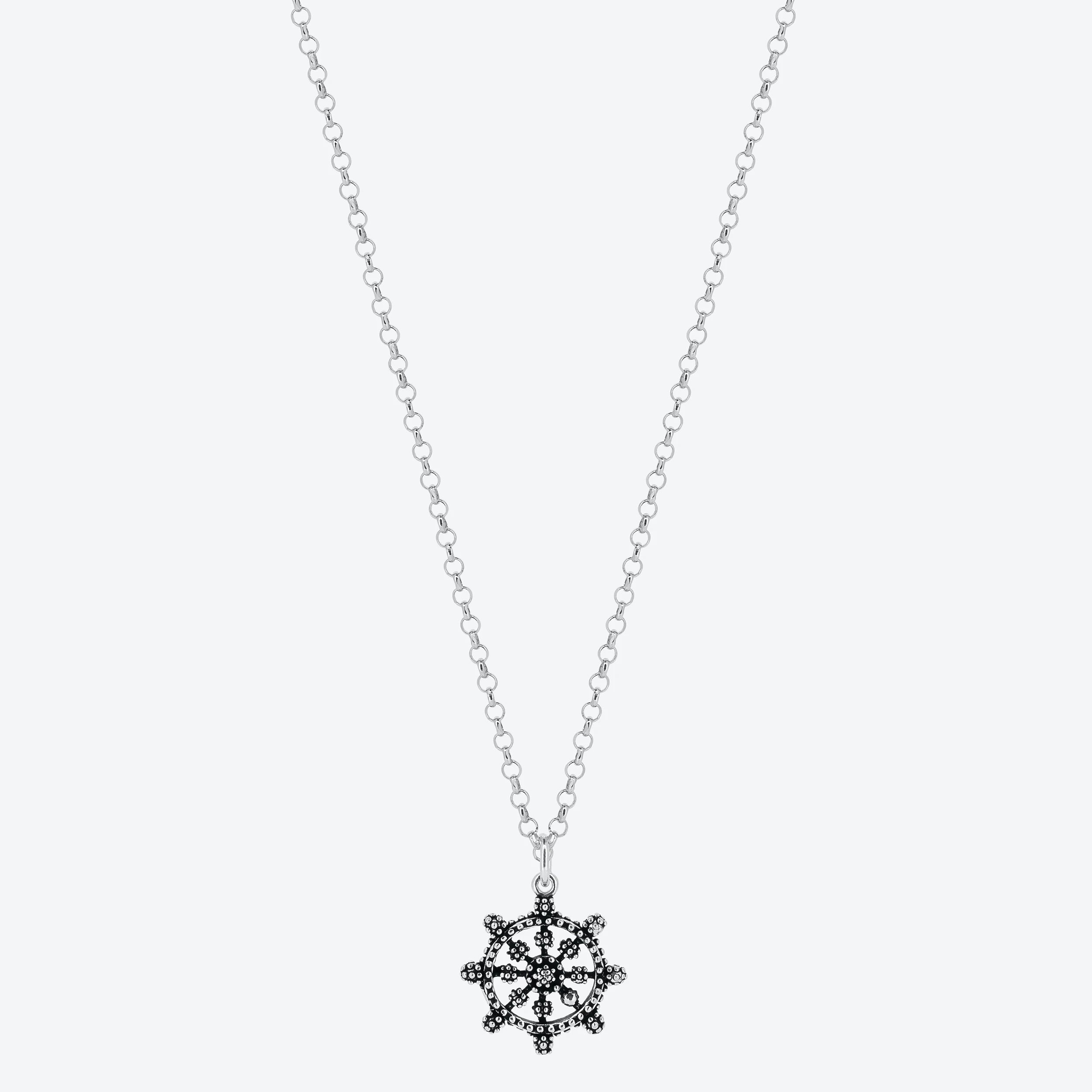 Collana con pendente timone puntinato.