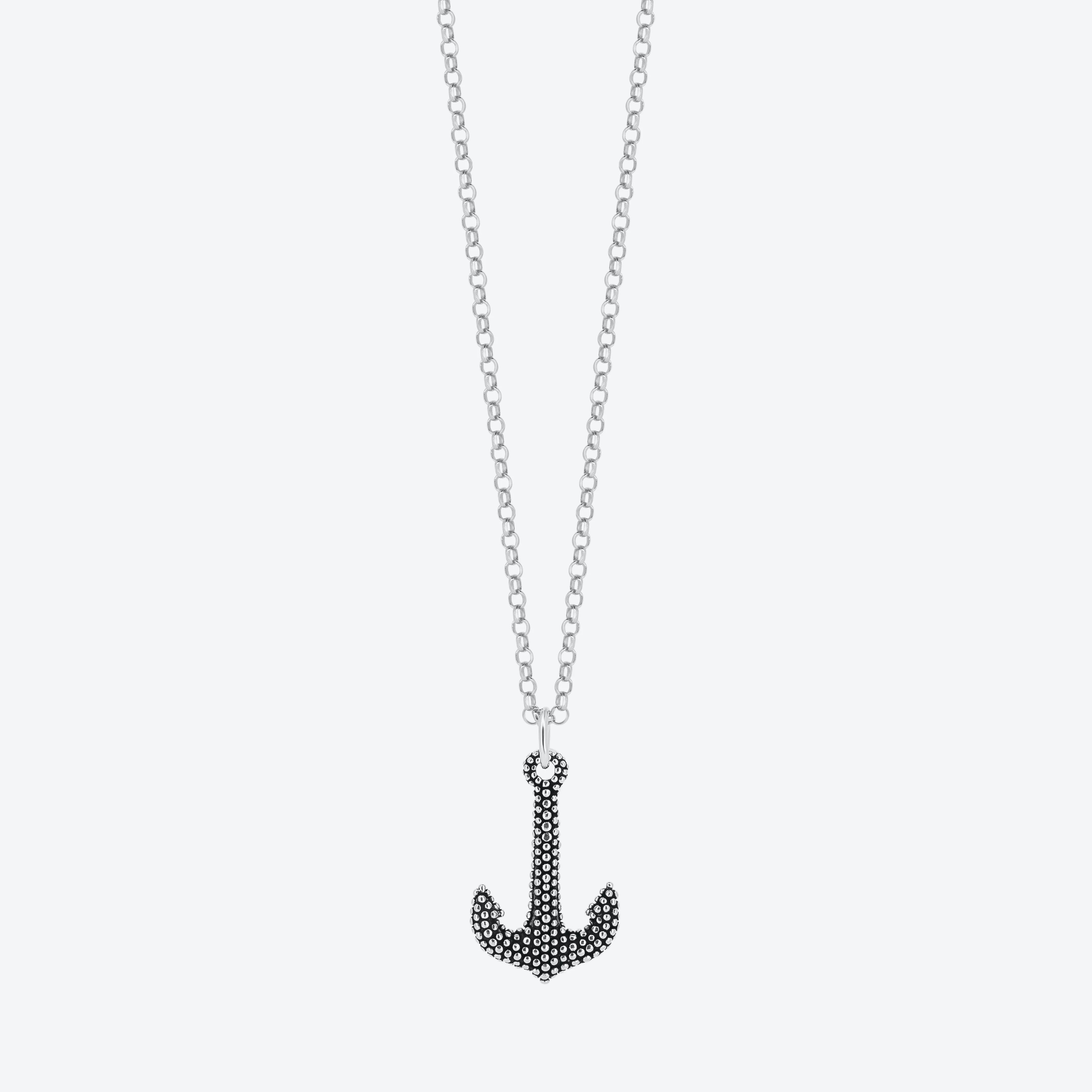 Collana con pendente ancora puntinato.