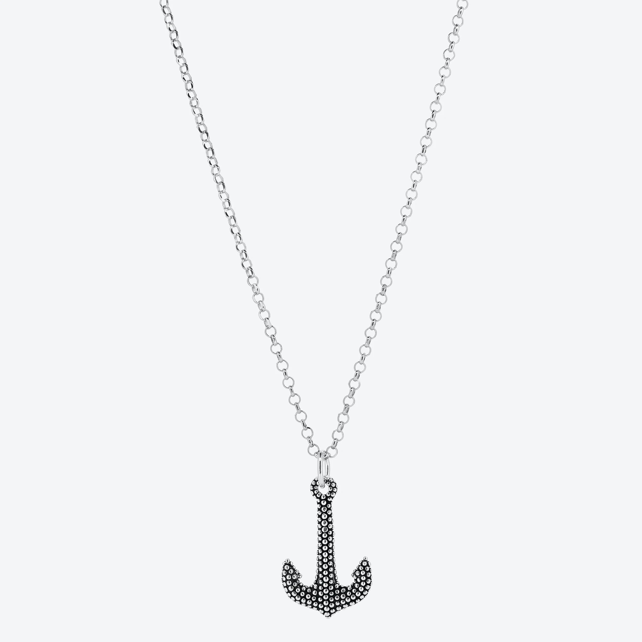 Collana con pendente ancora puntinato.