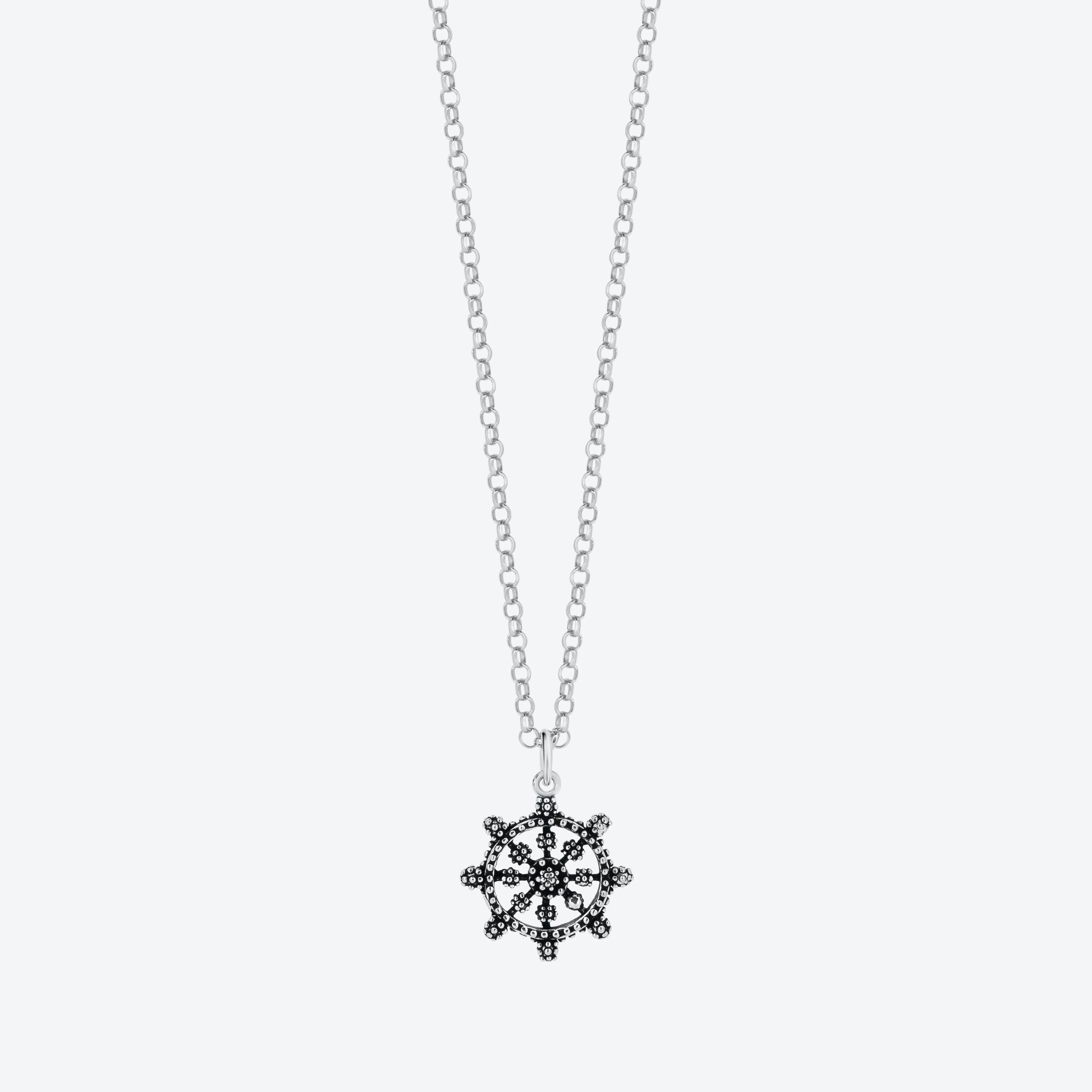 Collana con pendente timone puntinato.