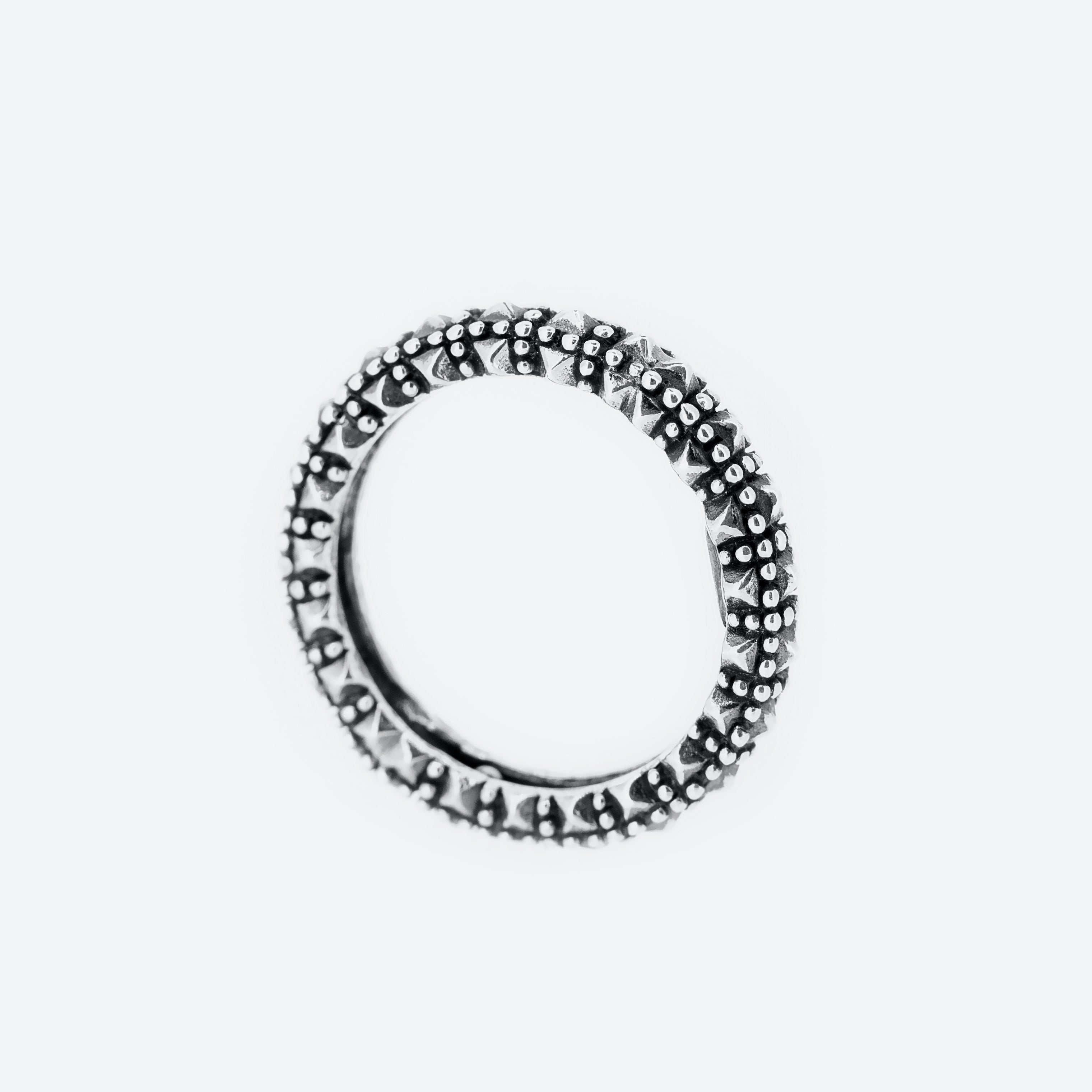 ANELLO puntinato con borchie