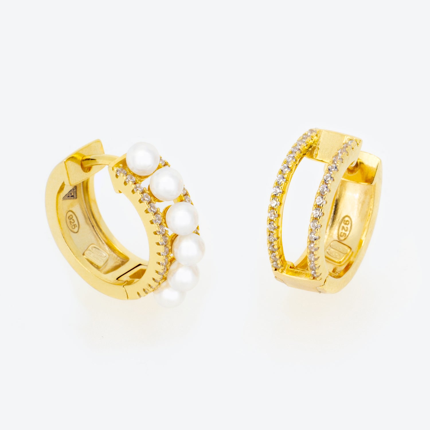 ORECCHINI ASIMMETRICI A CERCHIO CON PERLE E PAVÉ - ORO