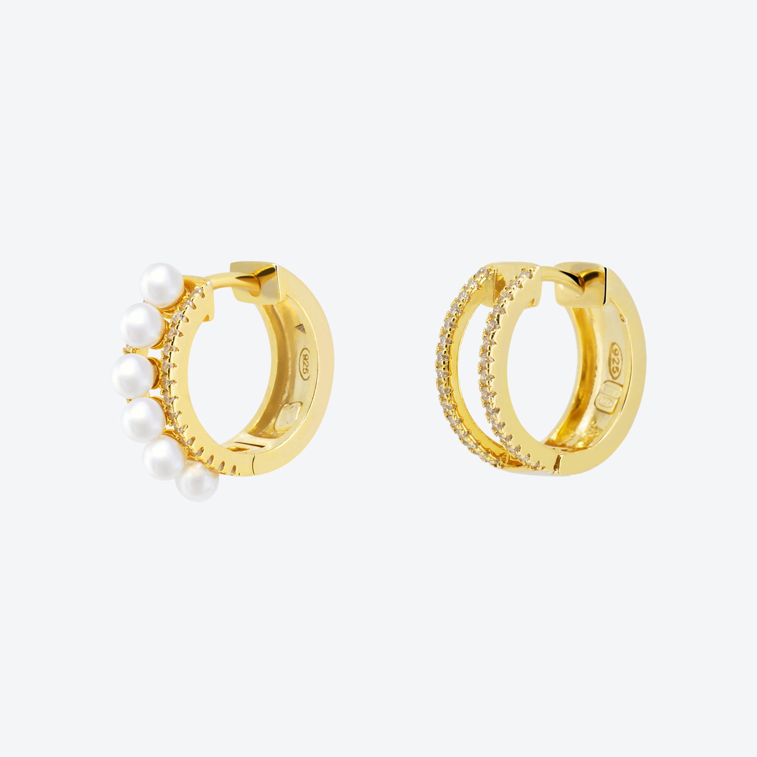 ORECCHINI ASIMMETRICI A CERCHIO CON PERLE E PAVÉ - ORO