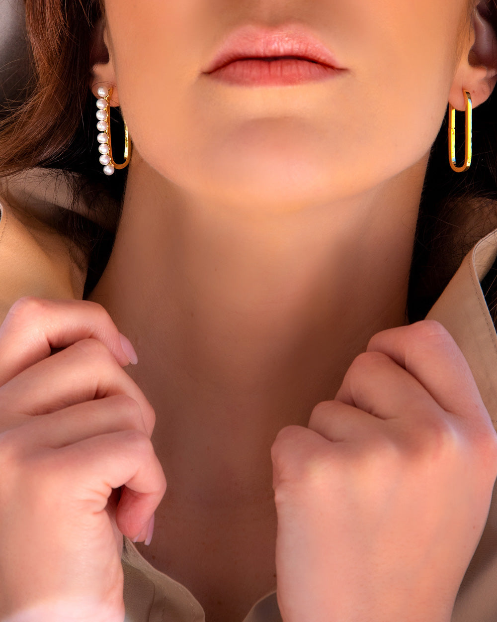 ORECCHINI ASIMMETRICI RETTANGOLARI CON PERLE – ORO